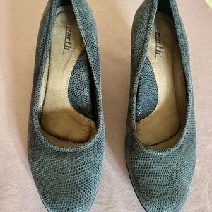 Earth Shoes Rellia Blue Women's Textured block Heels Sz 8B